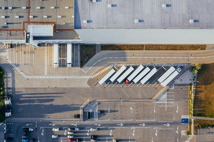 大型物流センター上空からの写真