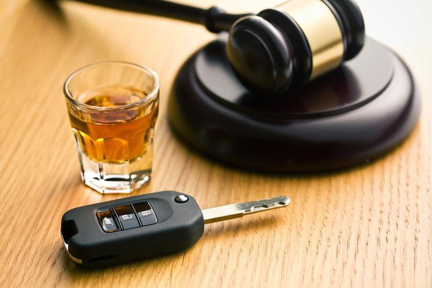 ガベルとアルコールと車のキーのイメージ