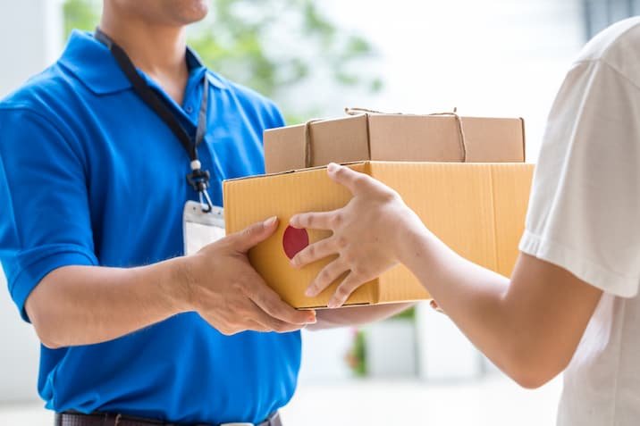 荷物を渡す人