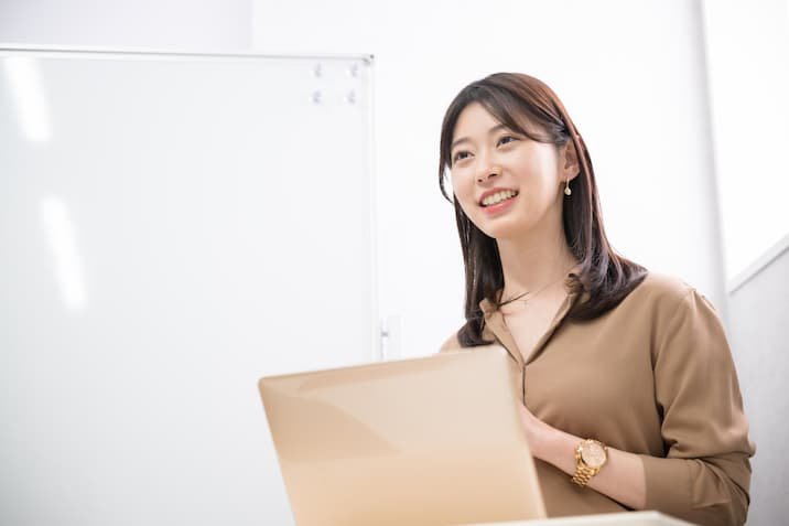 女性の営業マン