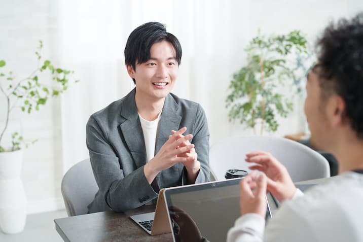 商談する人