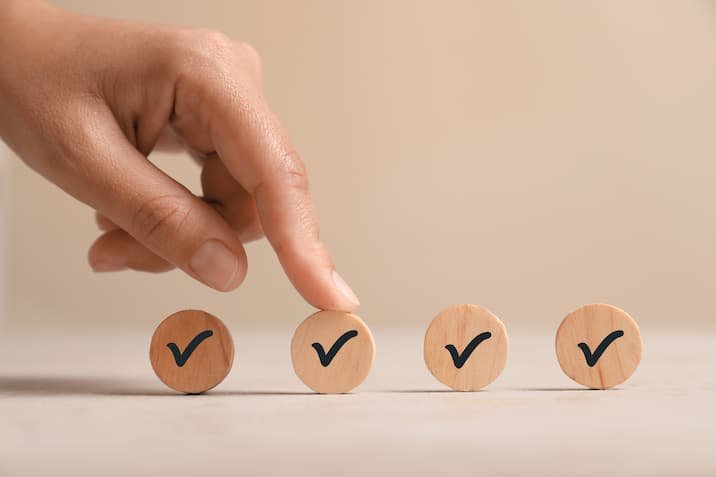 チェックマークが書かれた丸いブロック