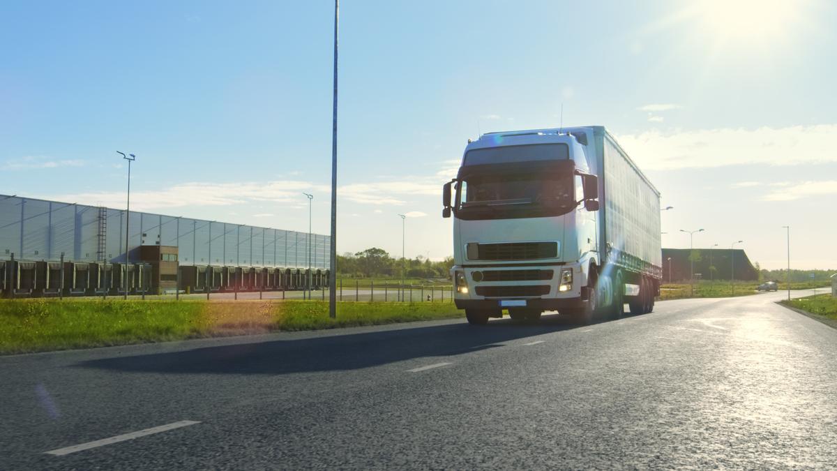 荷物を運ぶトラック