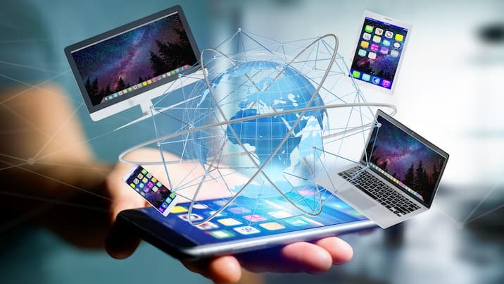 手のひらの上のスマホとPC