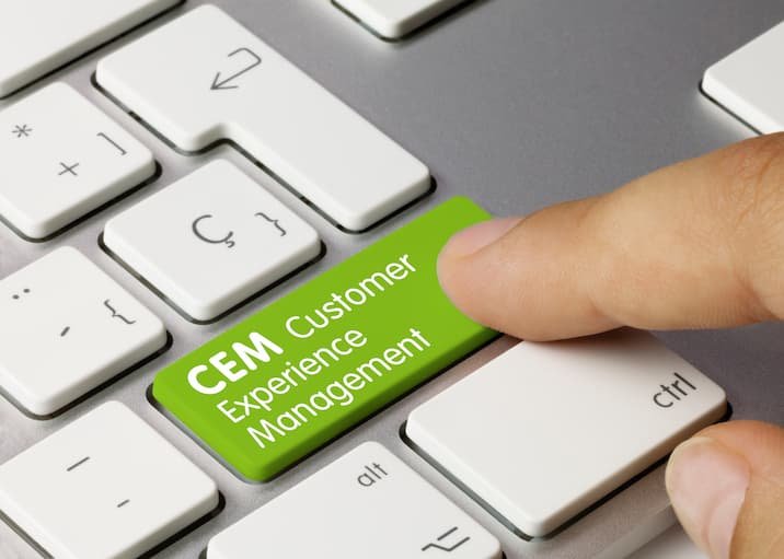 CEM Customer Experience Management と印刷されたキーボードのキートップ