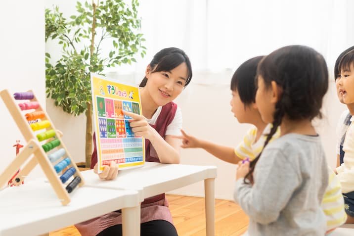保育士と子供