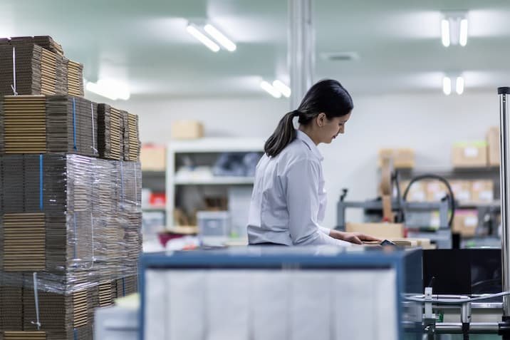 倉庫で作業をする女性