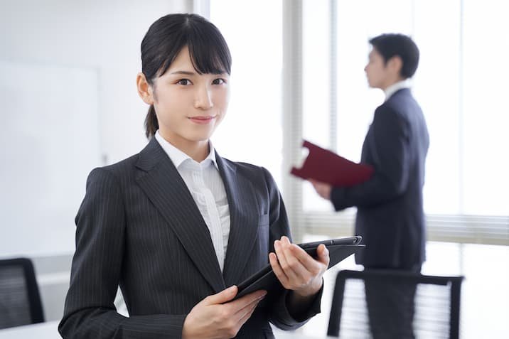 スーツを着た女性 