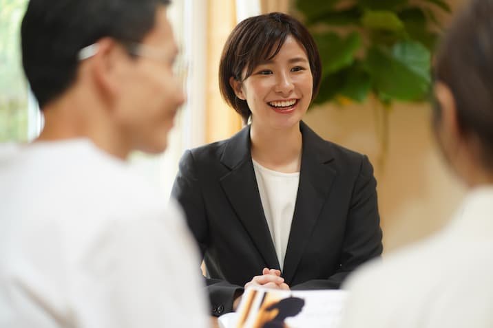 商談する女性ビジネスマン