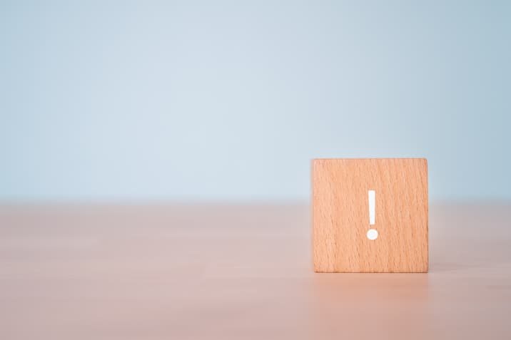 !が印字されたブロック