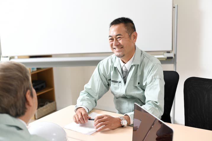会話をする男性