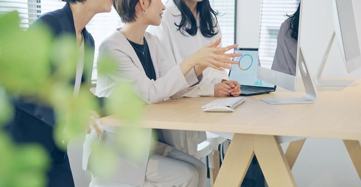 会話する女性3人
