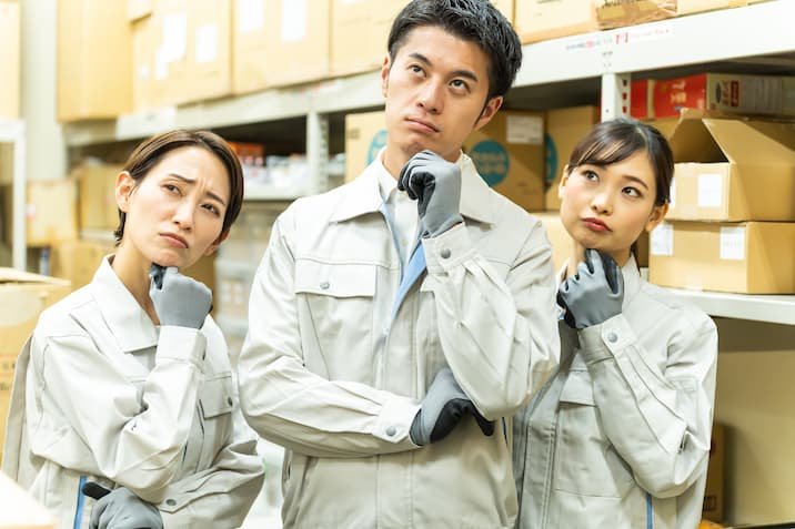 作業着を着た男女