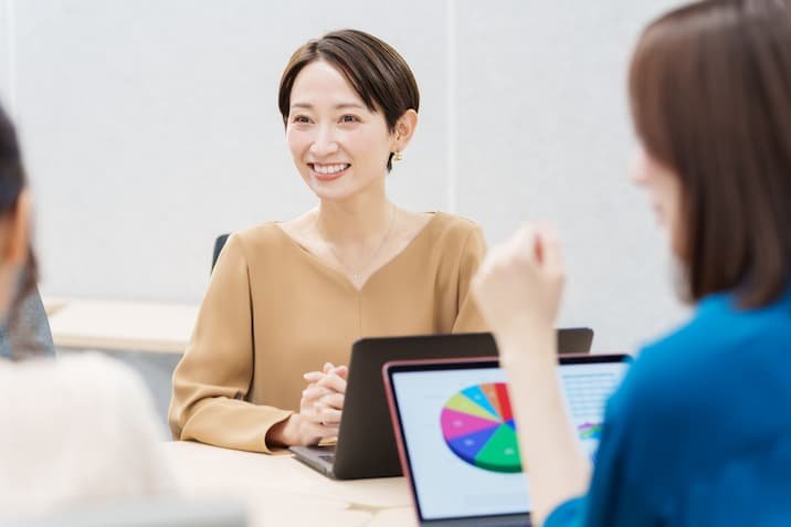 商談する女性