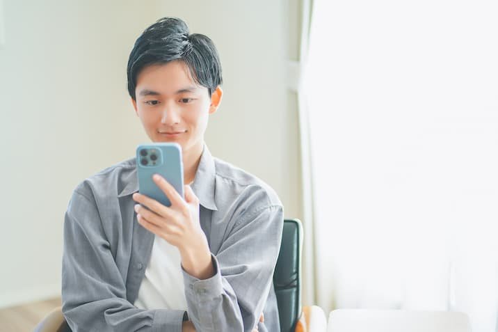 スマホを操作する若い男性