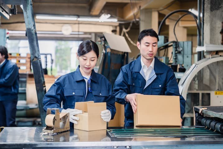 物流センターで発送業務をする作業員