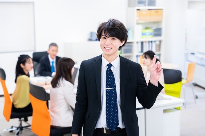 オフィスで指をさすビジネスマン