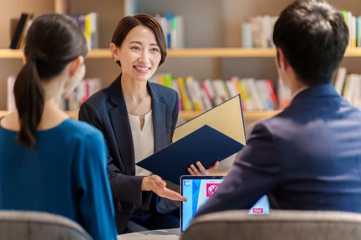 商談する女性ビジネスマン