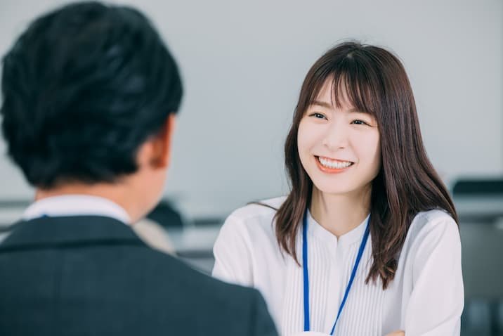 商談する男女のビジネスマン