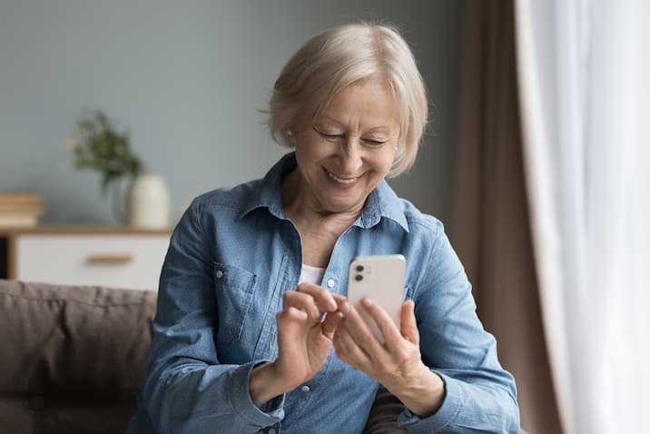 スマーとフォンを操作する女性