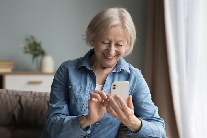 スマーとフォンを操作する女性