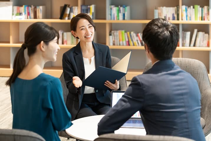 会話する男女