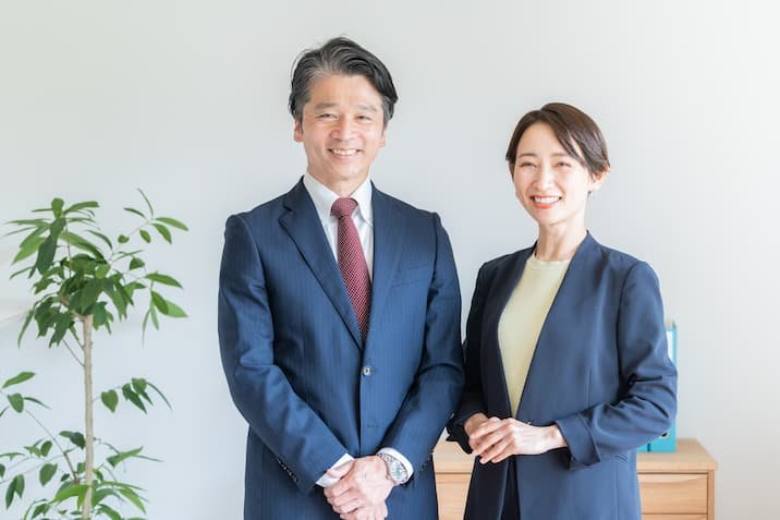 笑顔の男性と女性
