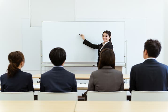 ホワイトボードを使って授業をする女性講師