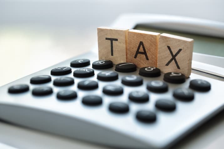 TAXと書かれた電卓