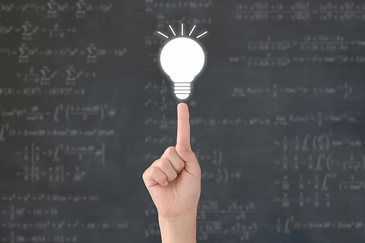 子供の手と豆電球―子供のひらめきイメージ