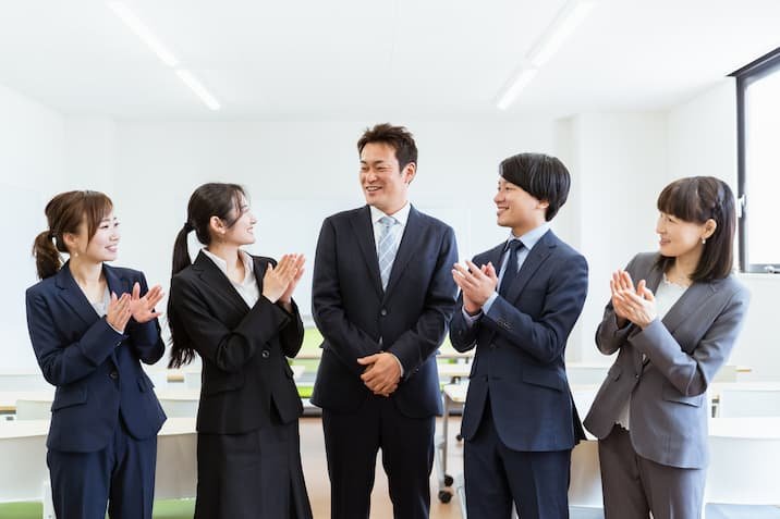 表彰される男性
