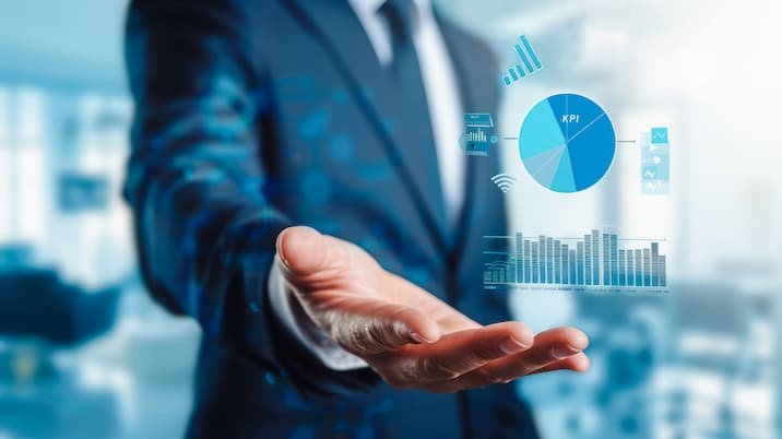 ビジネスマンの手のひらの上のグラフ