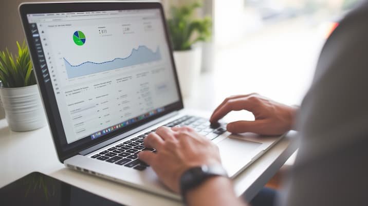 ノートPCを操作する人