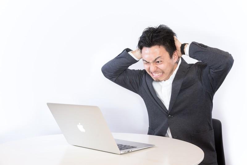 頭を抱える男性