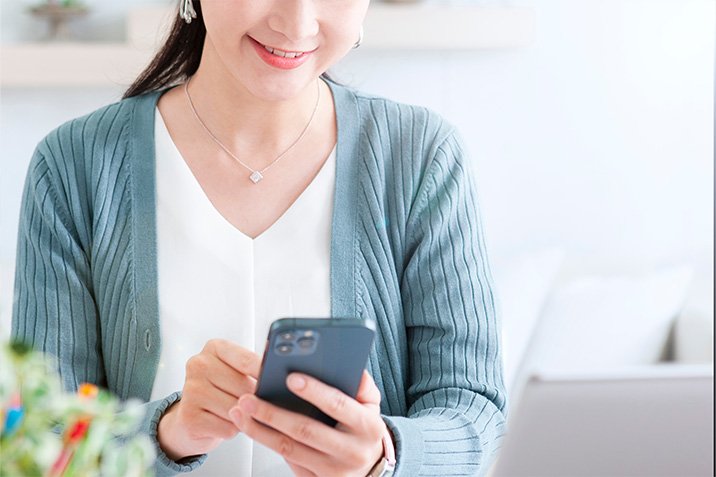 スマホを操作する女性